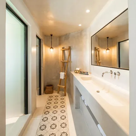 White & Co. La Torre فيلة Pýrgos