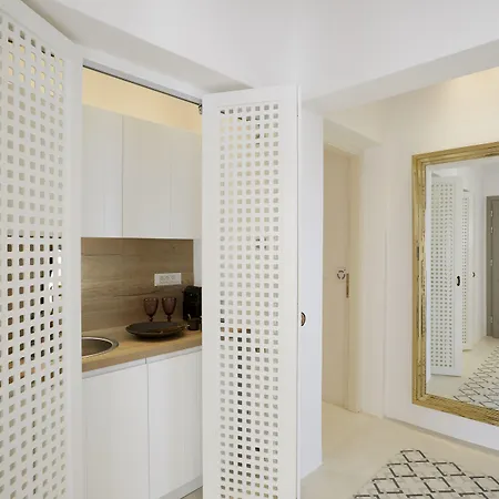 White & Co. La Torre فيلة Pýrgos